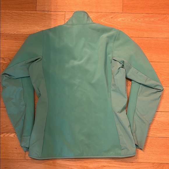 Patagonia Green Softshell Jacket with Water-Resistant Fabric - Picture 5 of 5